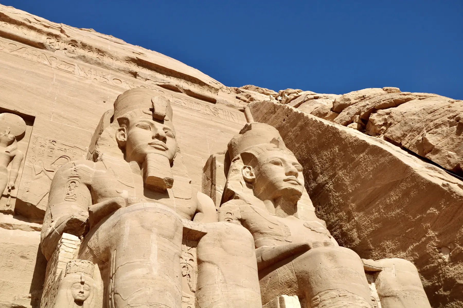 De kolossale beelden van Ramses II bij Abu Simbel, van dichtbij gezien