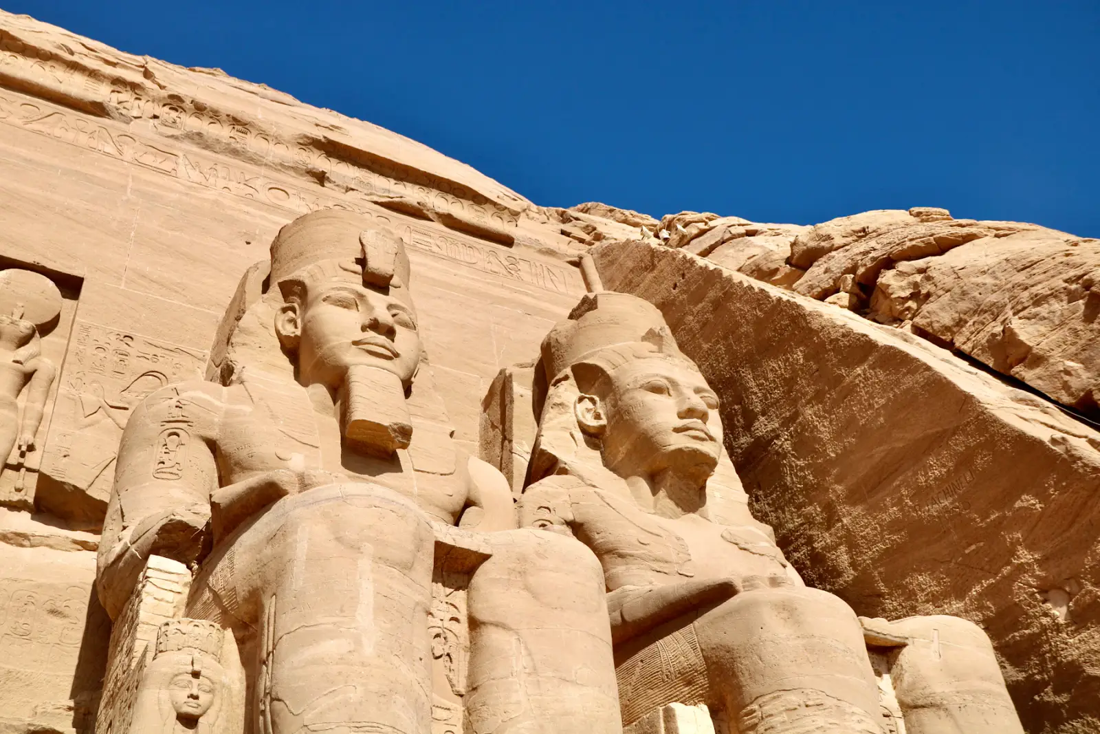 De kolossale beelden van Ramses II voor de grote tempel van Abu Simbel