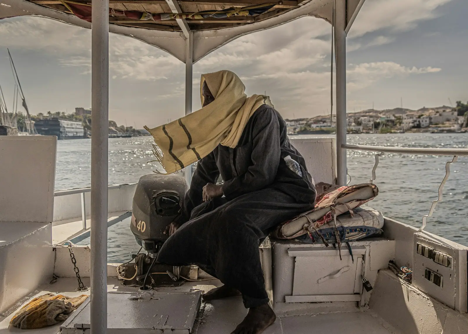 Een bootsman op de Nijl bij Aswan, met Elephantine op de achtergrond